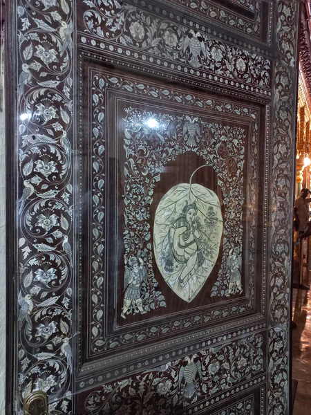 Used elephant ivory dust to draw paintings on the door.